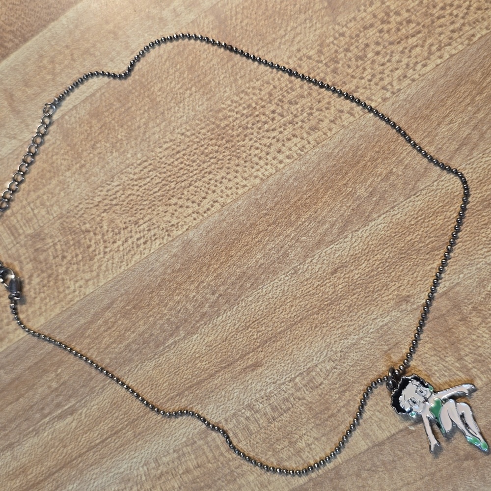 Charming BETTY BOOP Silver and Green Pendant Necklace - Picture 2 of 2